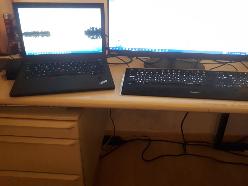 Der X270 auf der Docking Station mit externem Bildschirm, Maus und Tastatur
